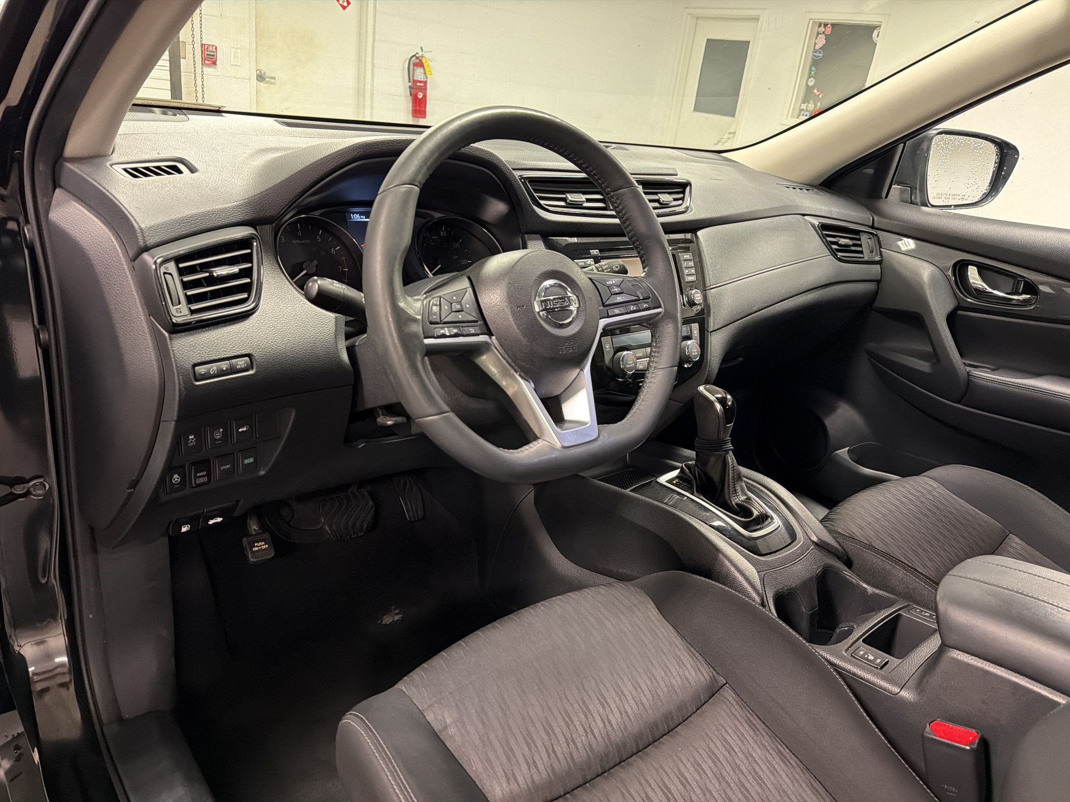 Used 2017 Nissan Rogue SV w/ SV Premium Package AWD/4WD image 4