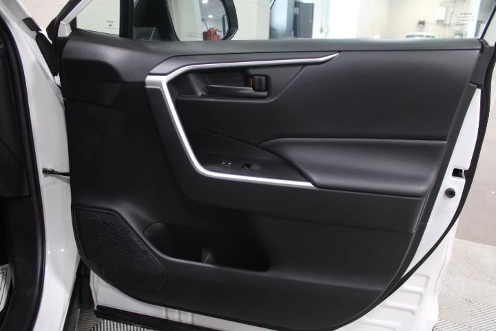 Used 2021 Toyota RAV4 LE image 24