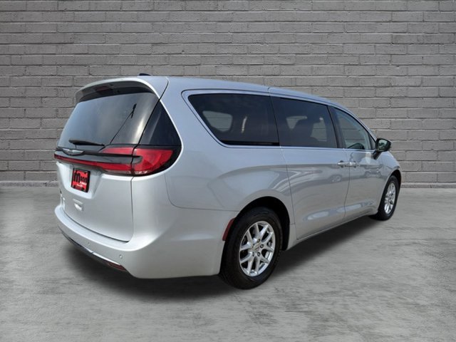Used 2023 Chrysler Pacifica Touring-L FWD image 5