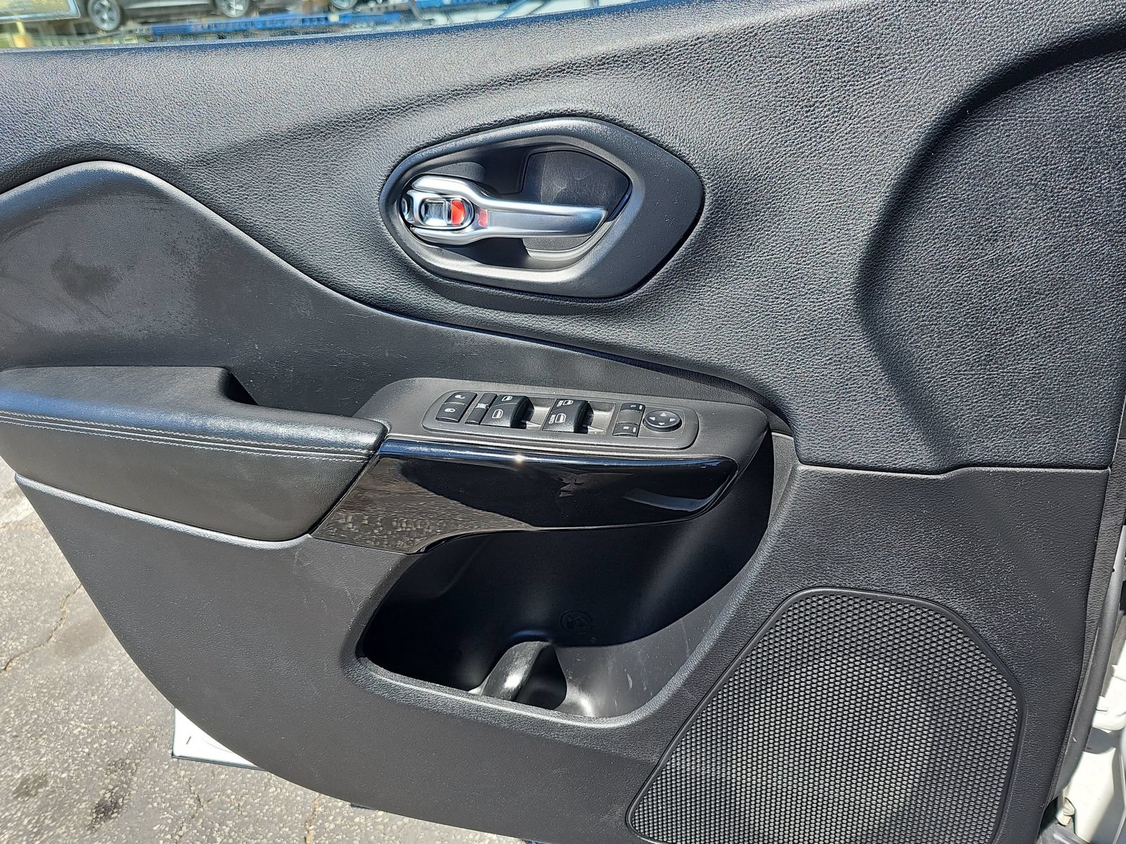 Used 2019 Jeep Cherokee Latitude Plus FWD image 30