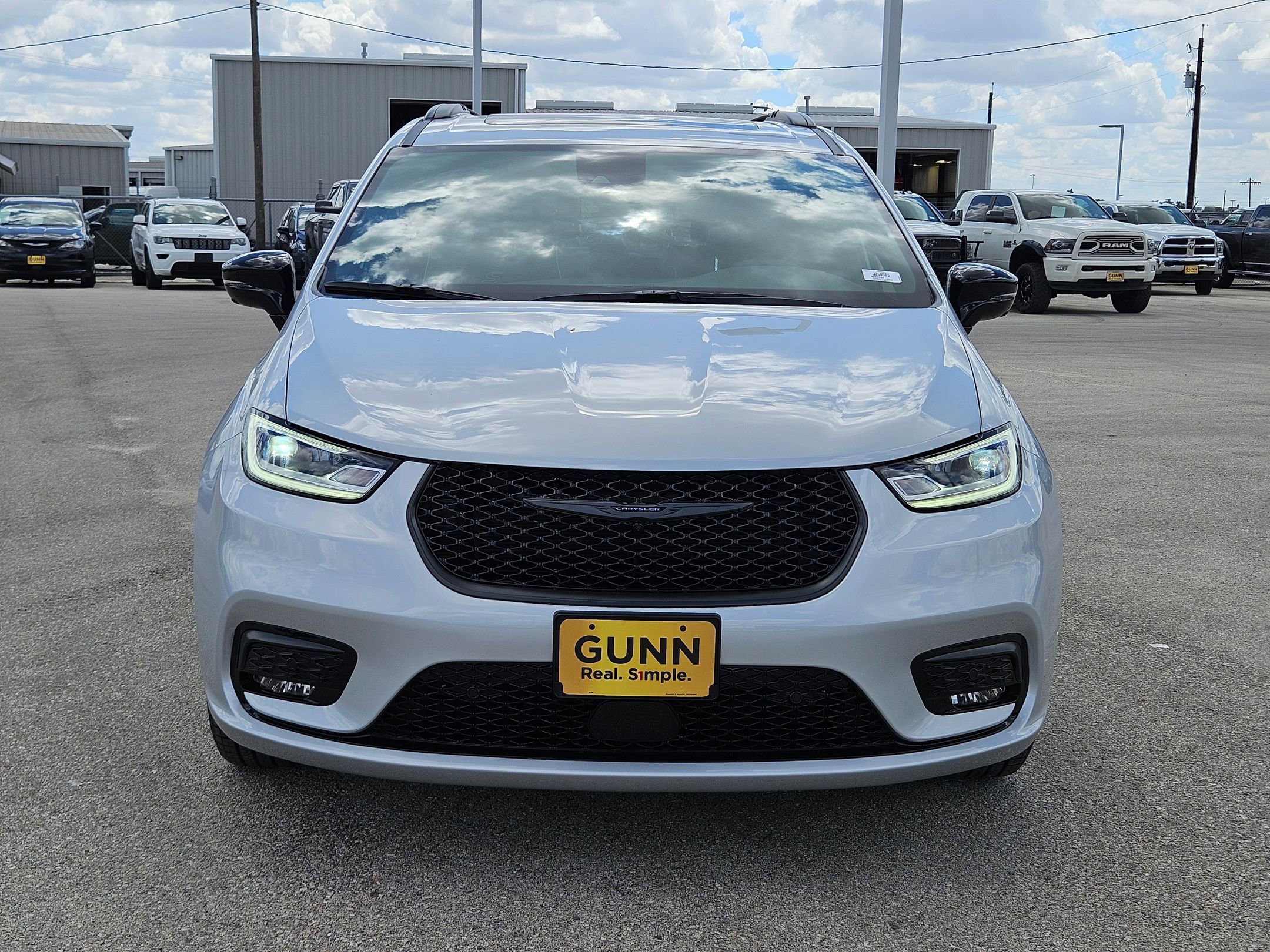 New 2026 Chrysler Pacifica Limited w/ Uconnect Theater Family Group image 8