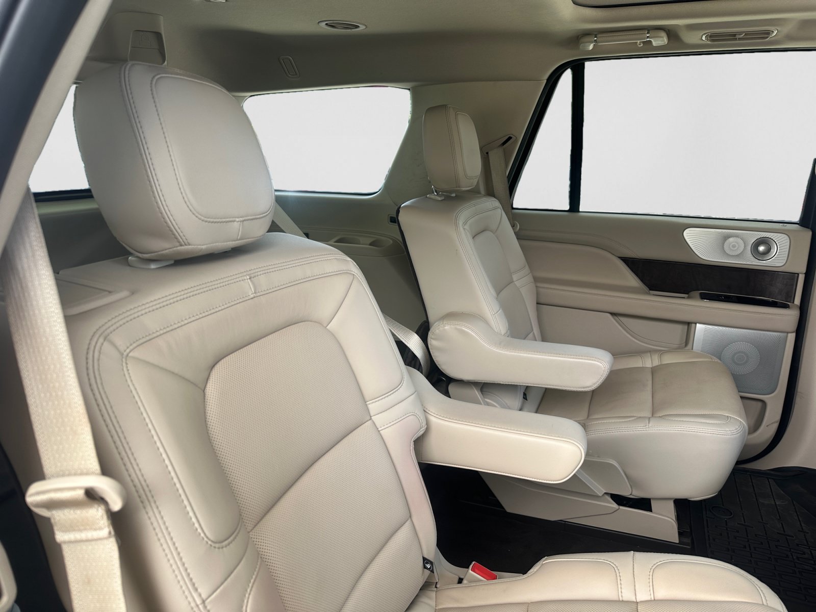 Used 2021 Lincoln Navigator Reserve w/ Luxury Package RWD image 17
