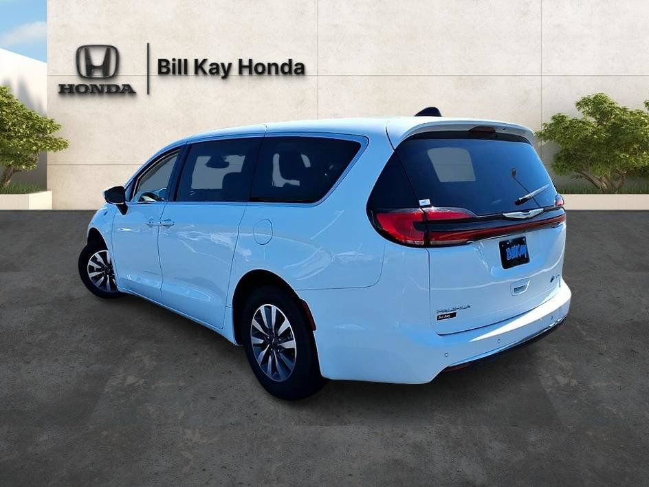 Used 2023 Chrysler Pacifica Touring-L FWD image 6