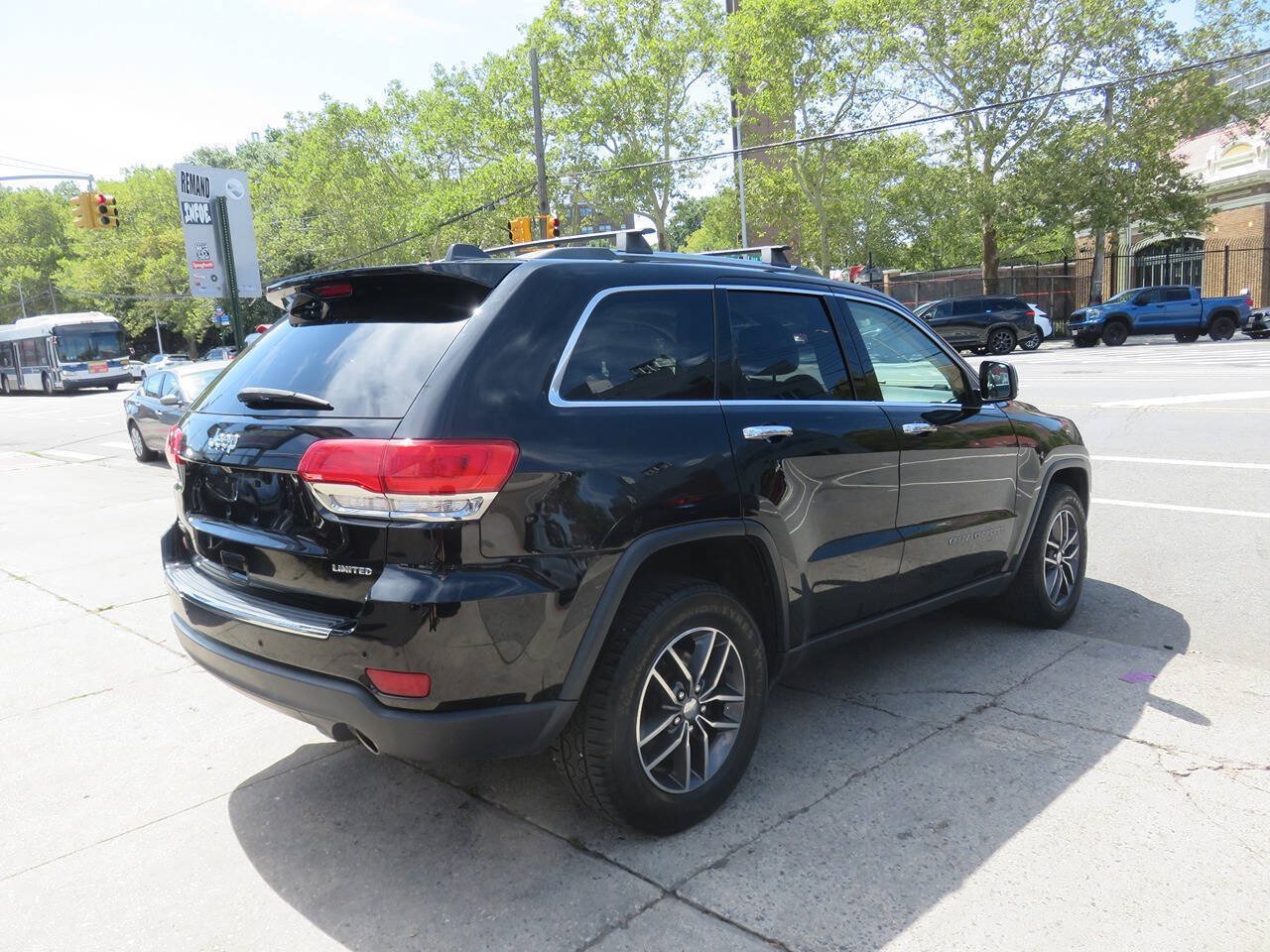 Used 2018 Jeep Grand Cherokee Limited AWD/4WD image 4