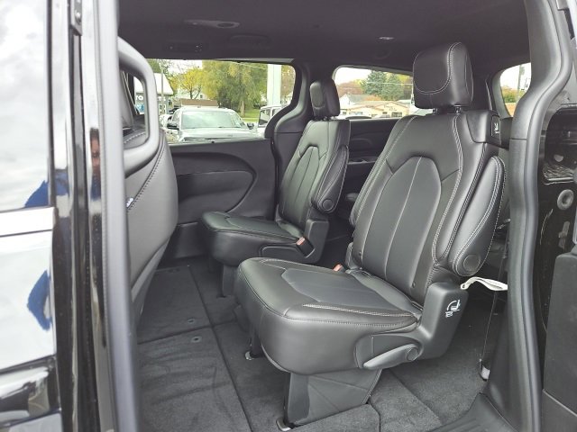New 2026 Chrysler Pacifica Select image 17