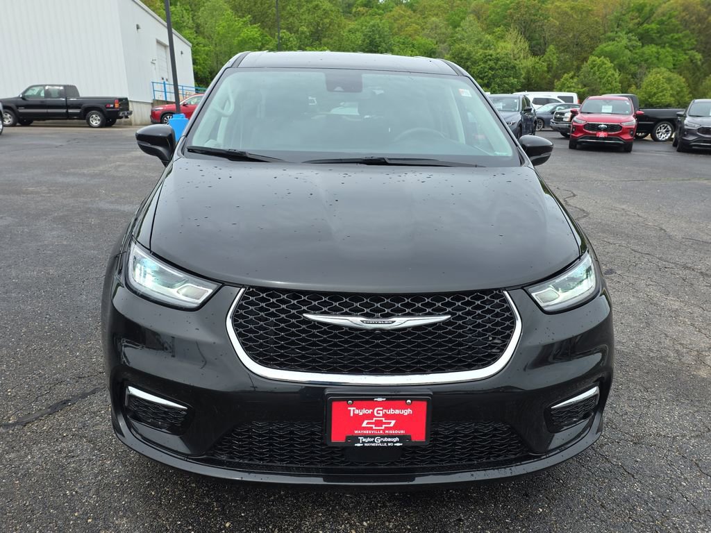 Used 2023 Chrysler Pacifica Touring-L FWD image 3