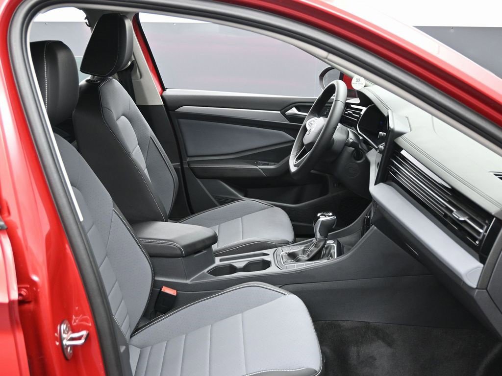 Used 2025 Volkswagen Jetta SE w/ Black Wheel Package image 34