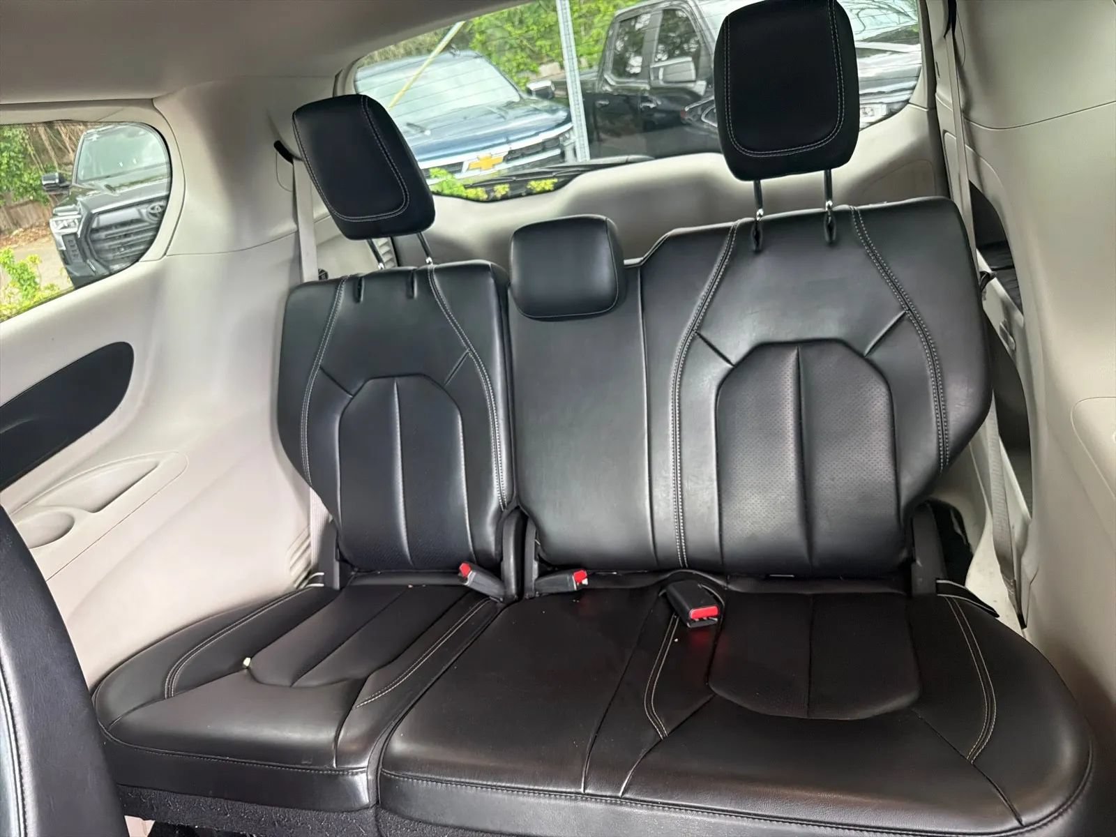 Used 2023 Chrysler Pacifica Touring-L FWD image 16
