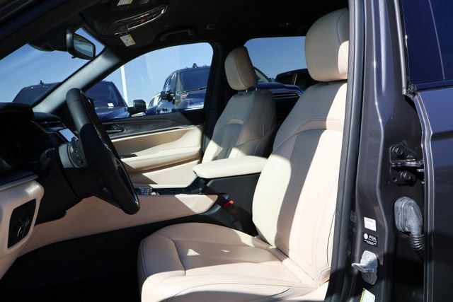 Used 2024 Jeep Grand Cherokee Limited image 10