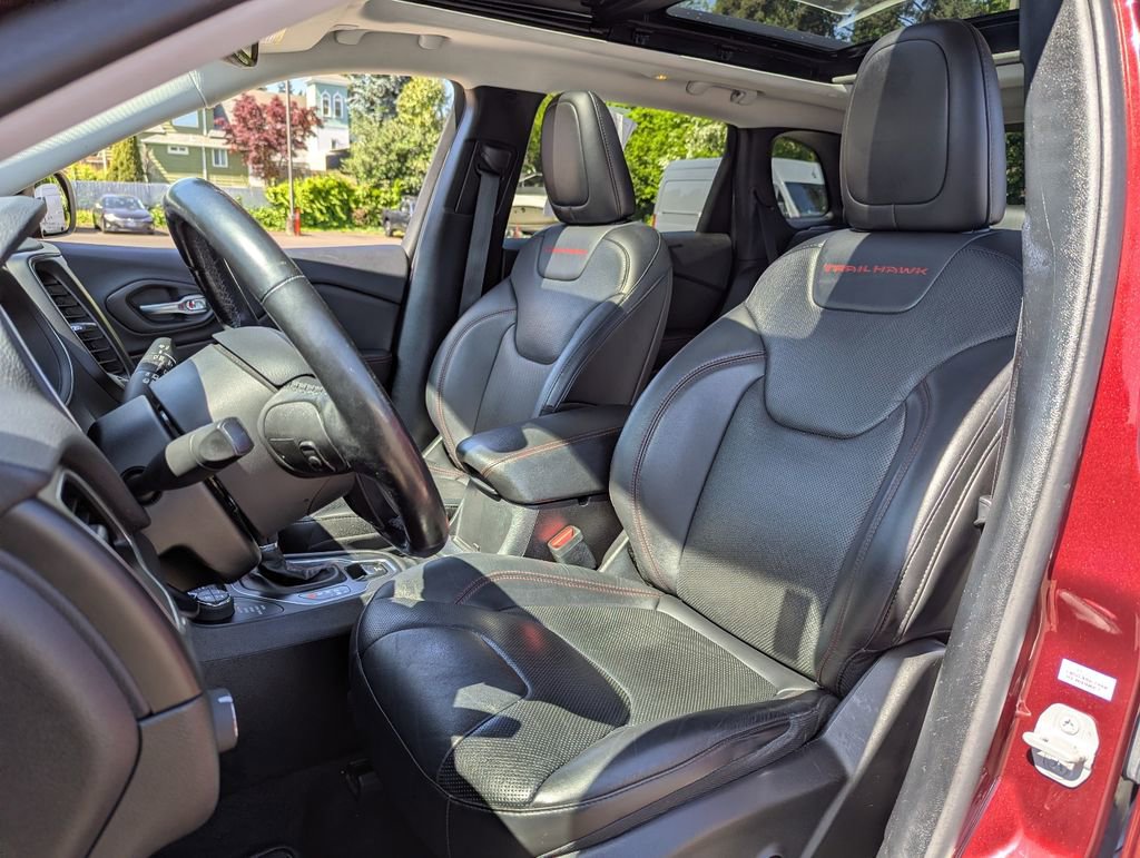Used 2020 Jeep Cherokee Trailhawk AWD/4WD image 29