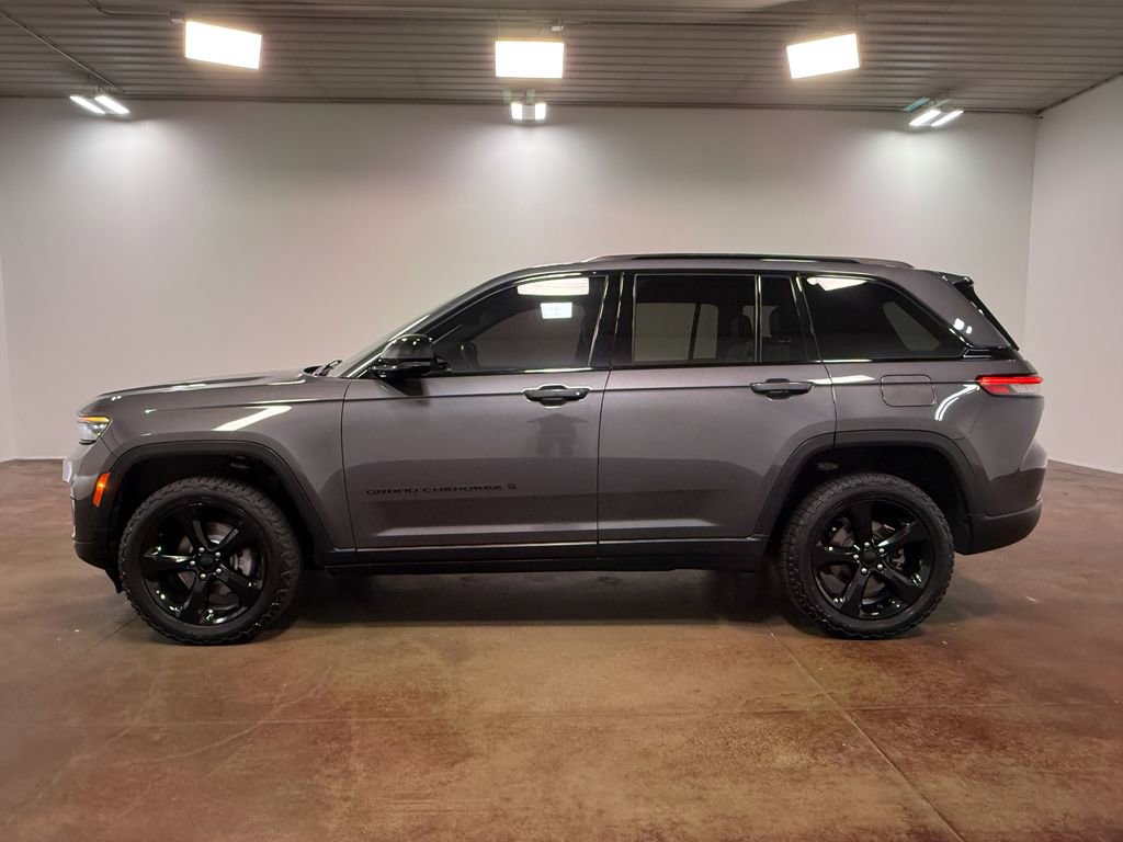 Used 2022 Jeep Grand Cherokee Altitude AWD/4WD image 6