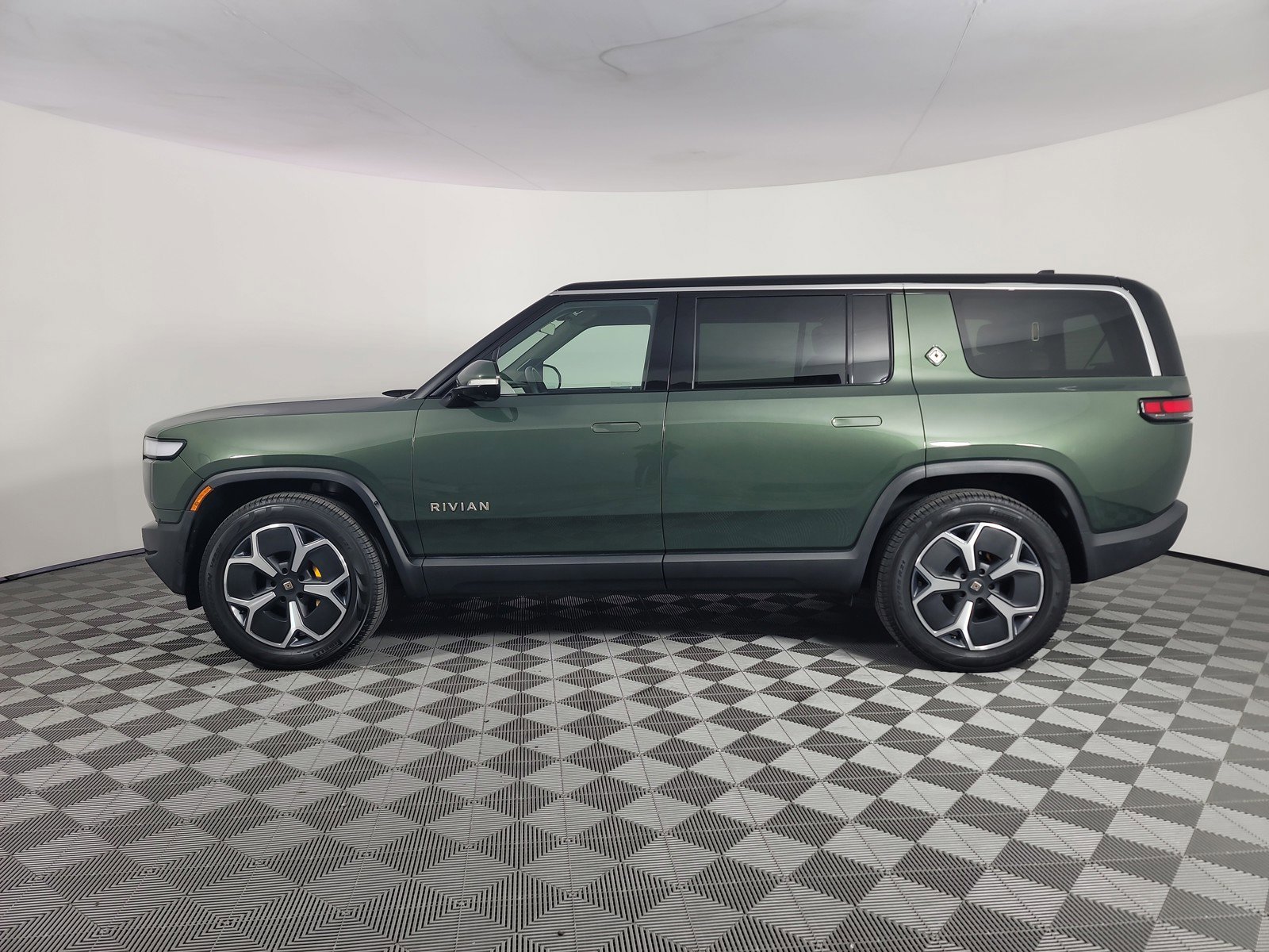 Used 2023 Rivian R1S Adventure AWD/4WD image 2