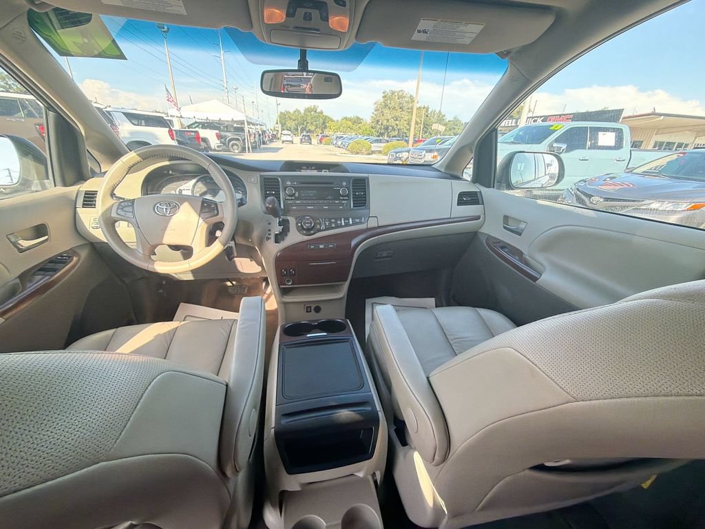 Used 2014 Toyota Sienna XLE FWD image 11