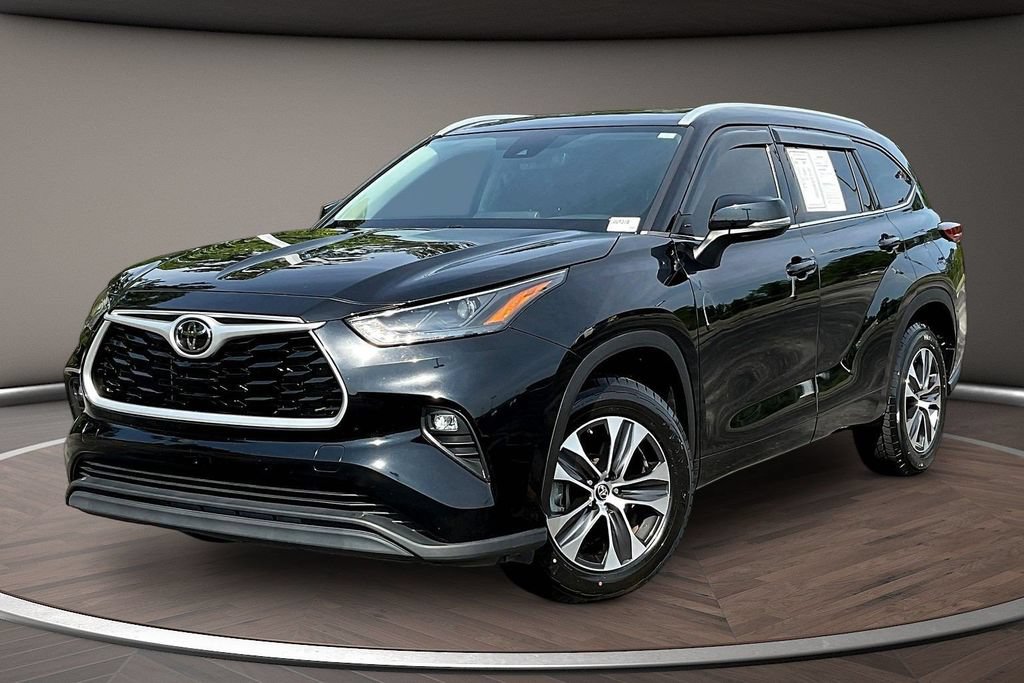 Used 2022 Toyota Highlander XLE FWD image 3