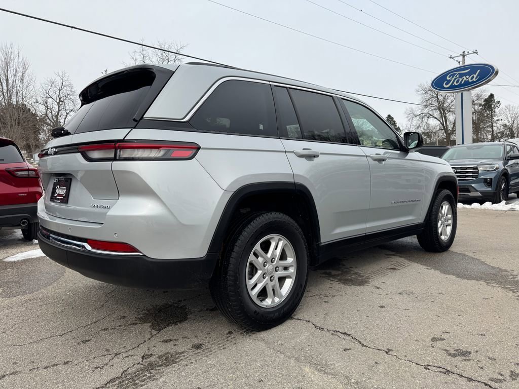 Used 2023 Jeep Grand Cherokee Laredo AWD/4WD image 5