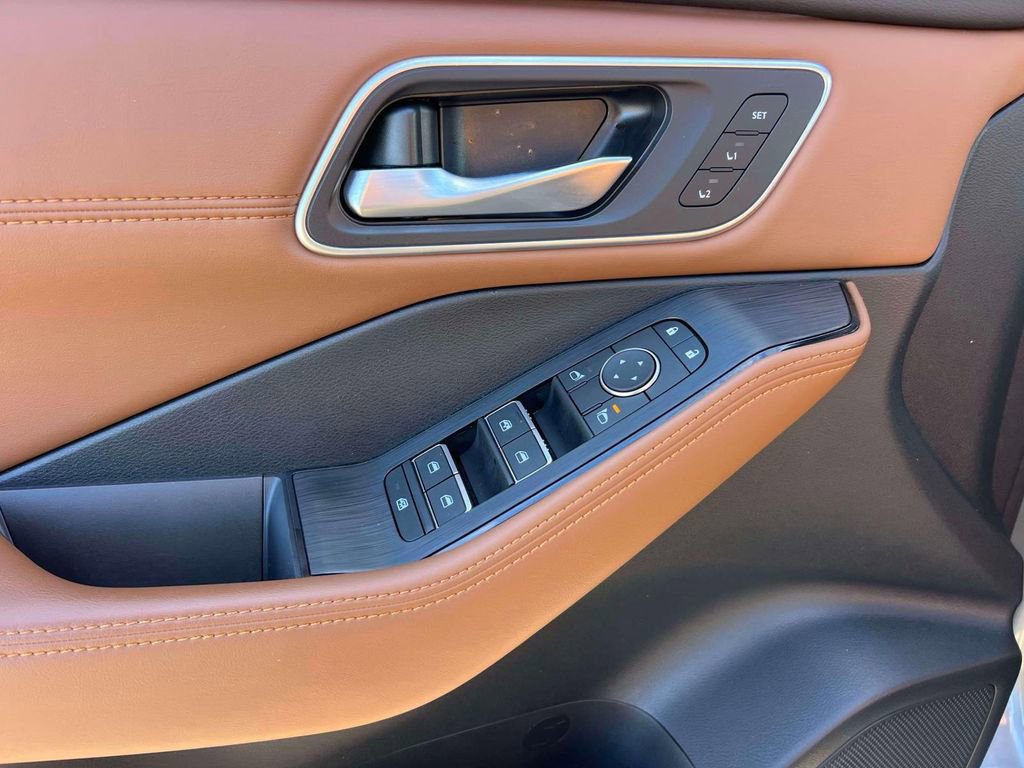 Used 2024 Nissan Rogue Platinum image 17