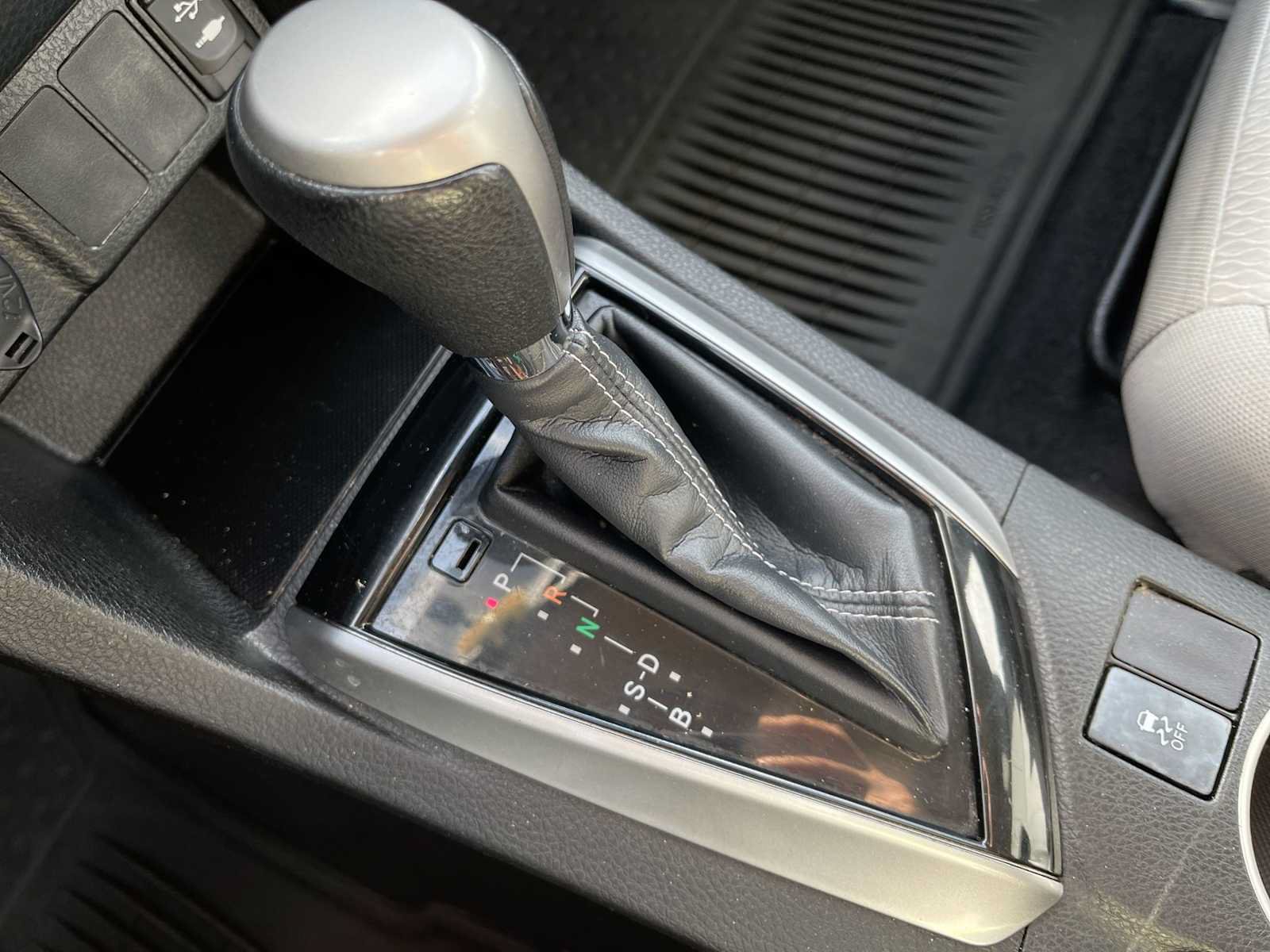 Used 2015 Toyota Corolla LE FWD image 10