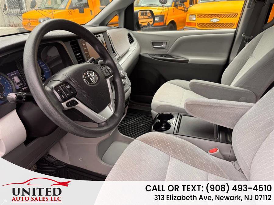 Used 2018 Toyota Sienna LE image 16
