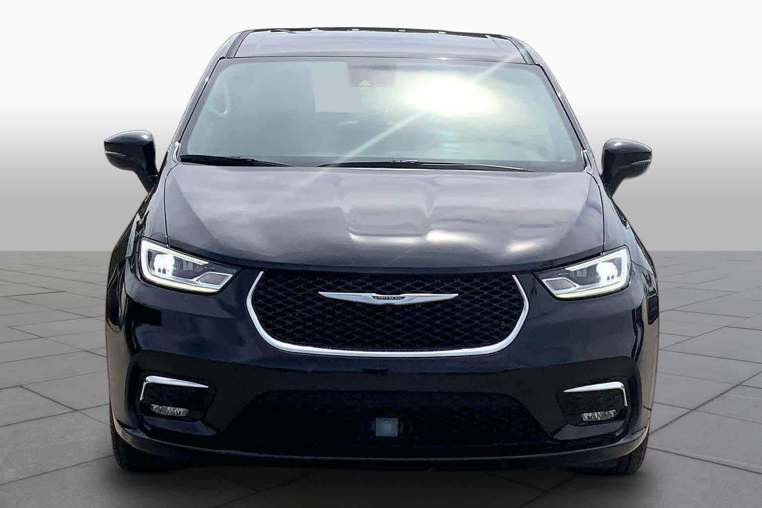 Used 2024 Chrysler Pacifica Touring-L FWD image 4