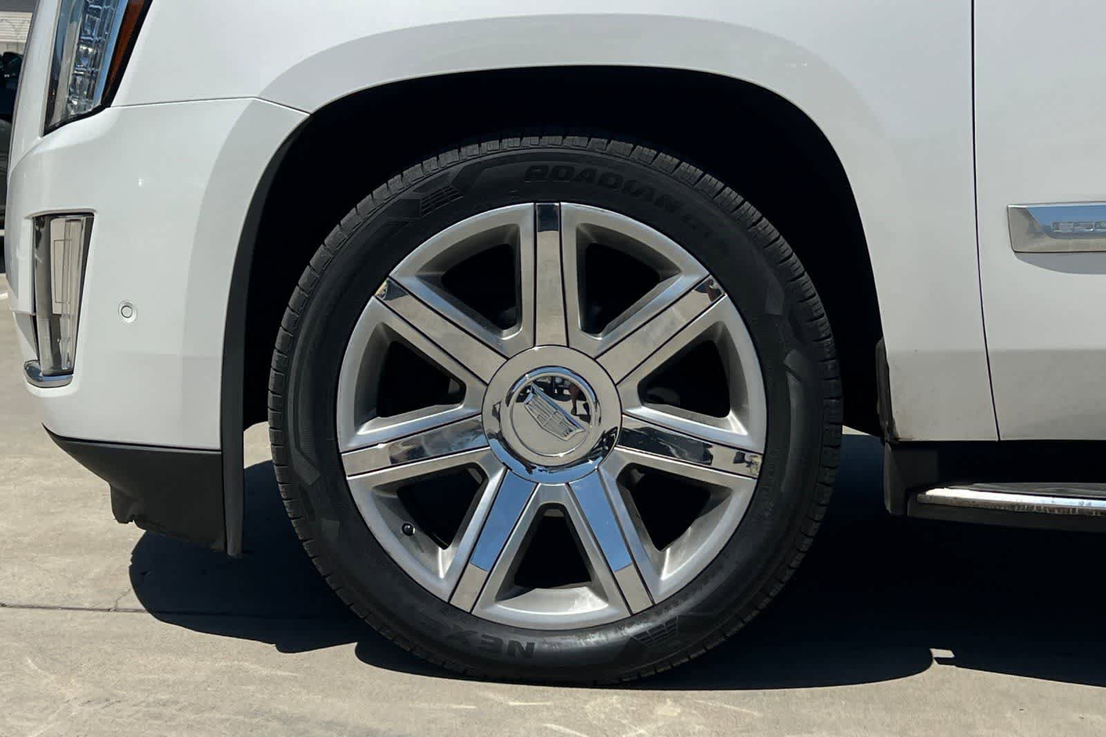 Used 2020 Cadillac Escalade Luxury AWD/4WD image 12