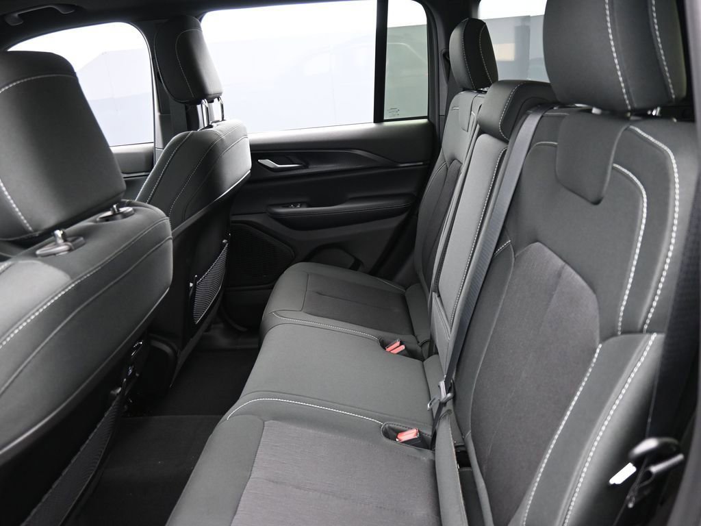 New 2026 Jeep Grand Cherokee Laredo image 12