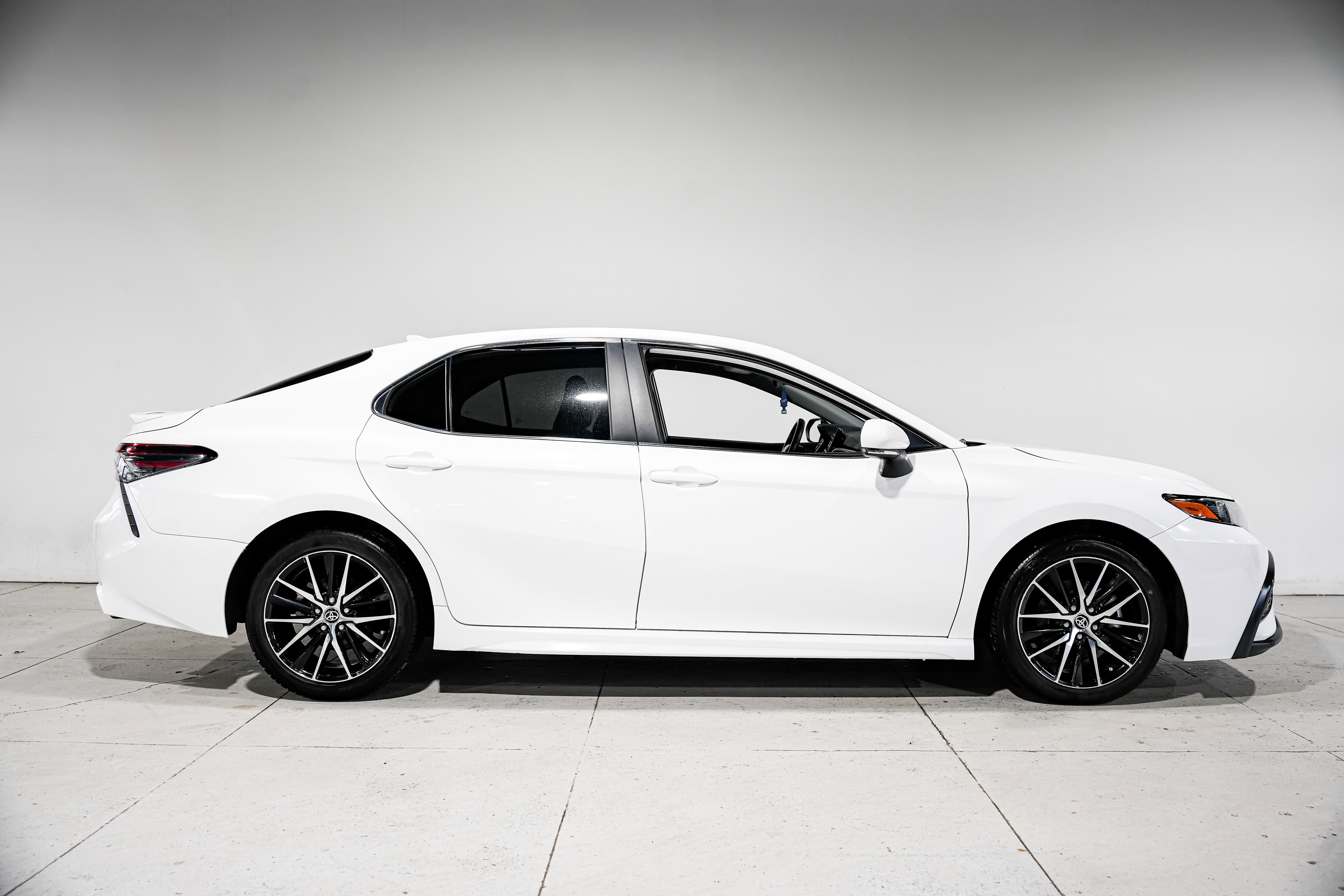 Used 2024 Toyota Camry SE FWD image 2