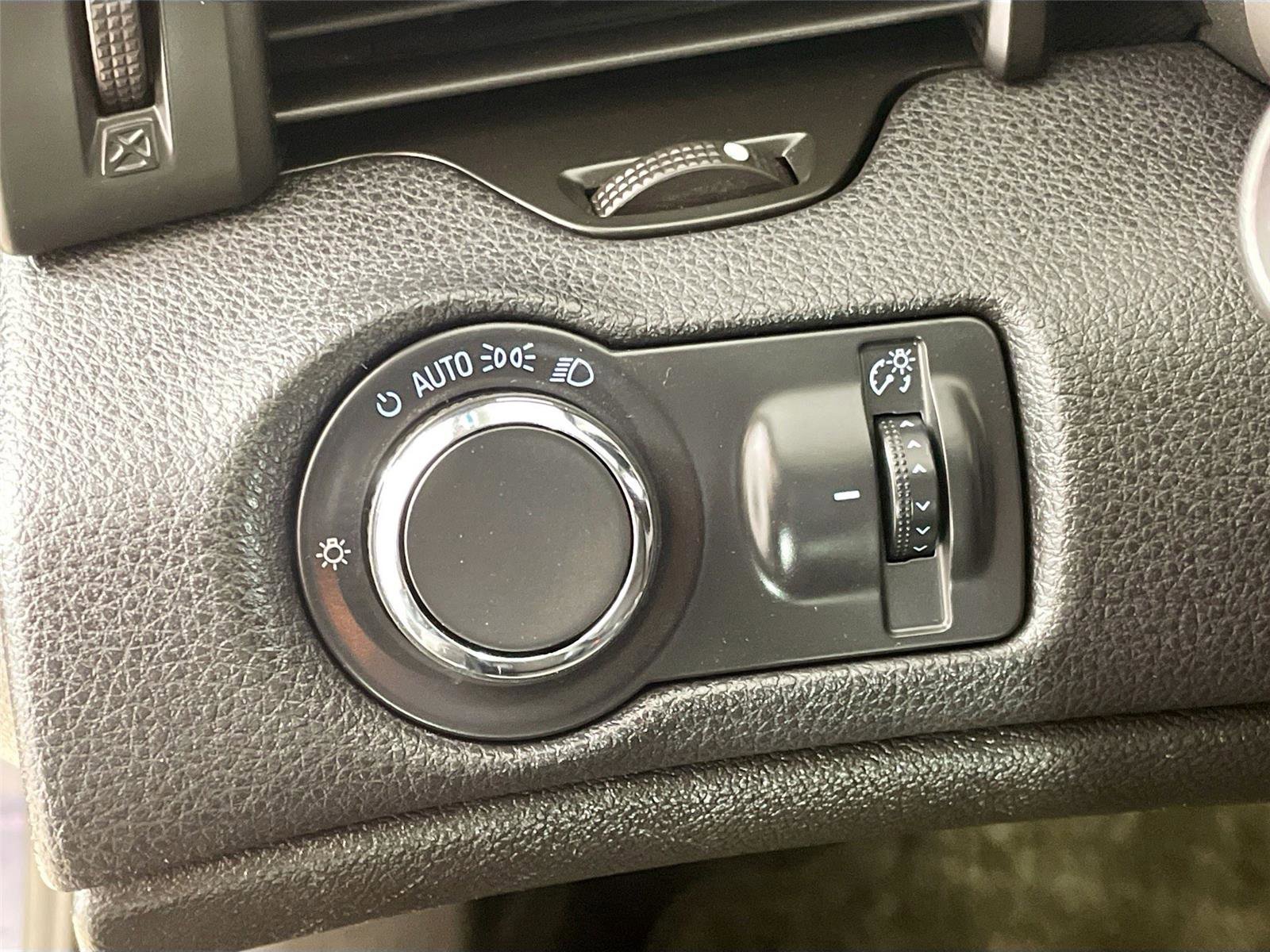 Used 2014 Chevrolet Malibu LT w/ Power Convenience Package image 10