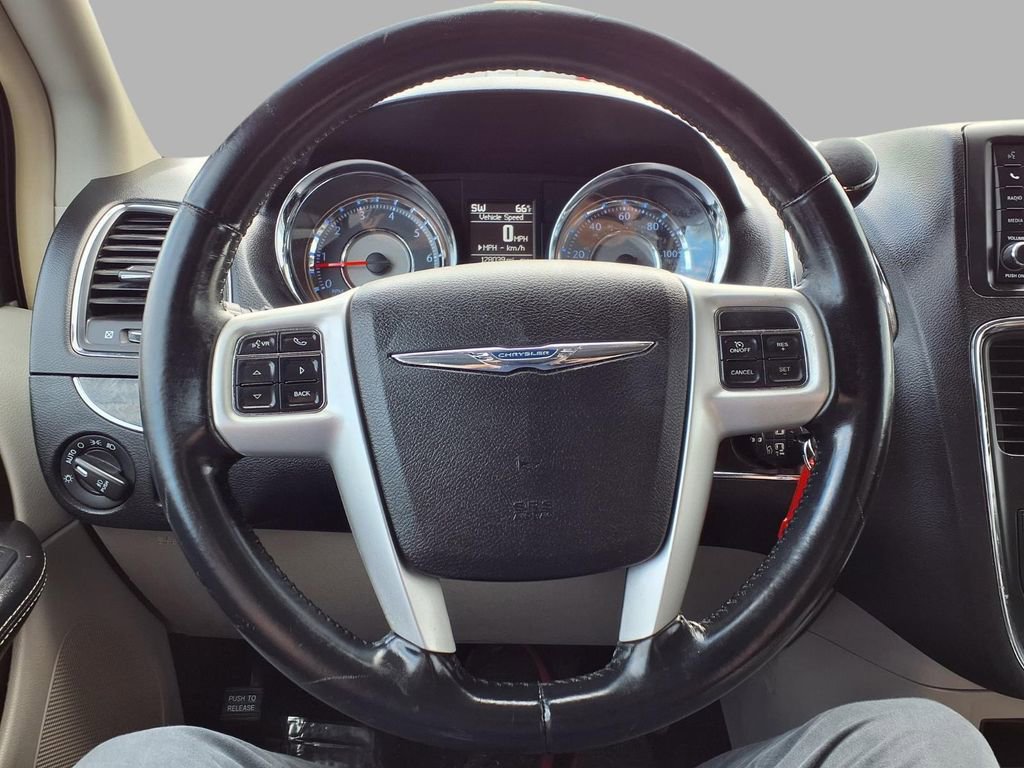 Used 2014 Chrysler Town & Country Touring image 17