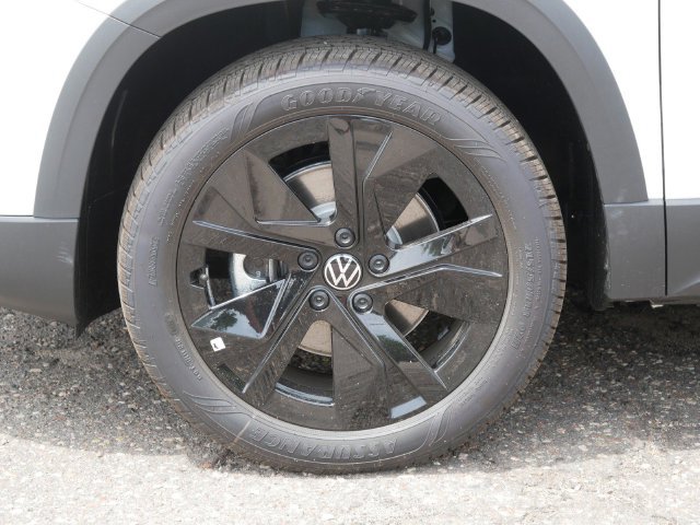 New 2026 Volkswagen Taos SE FWD image 5