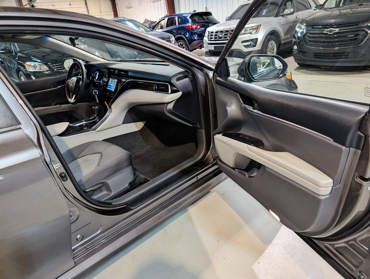 Used 2018 Toyota Camry LE image 27