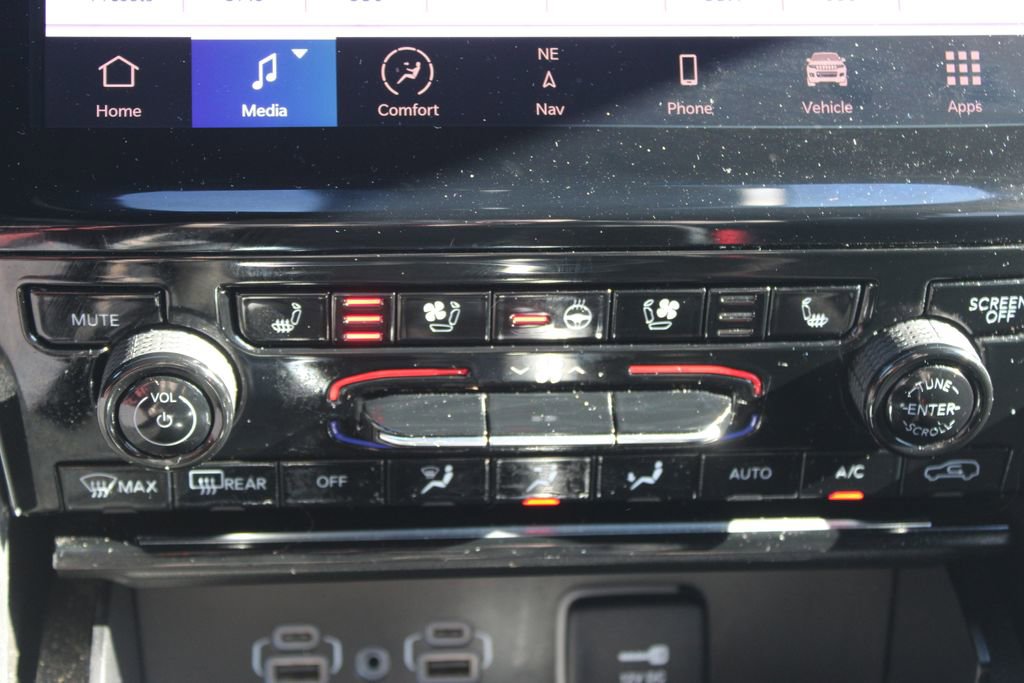 Used 2024 Jeep Grand Cherokee L Limited w/ Luxury Tech Group II image 46