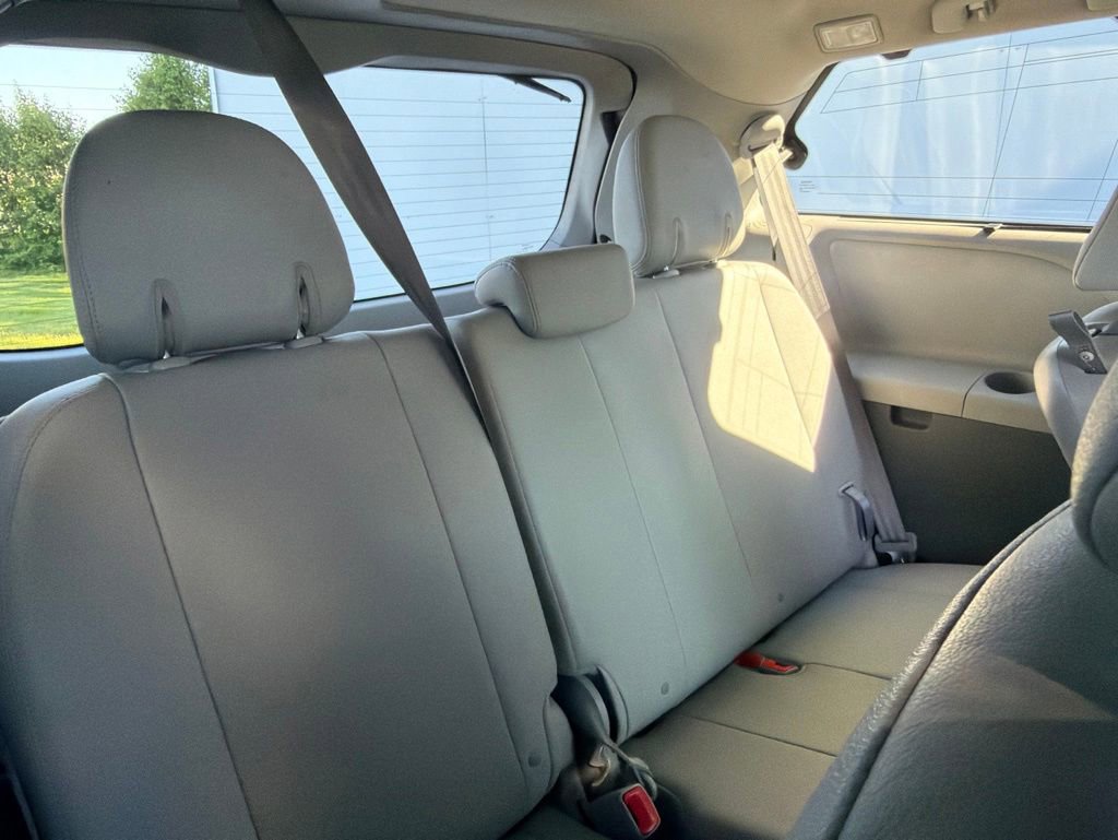 Used 2015 Toyota Sienna XLE Premium FWD image 8