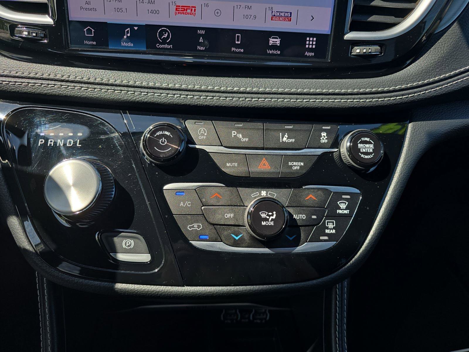 Used 2024 Chrysler Pacifica Limited w/ Uconnect Theater Family Group image 21