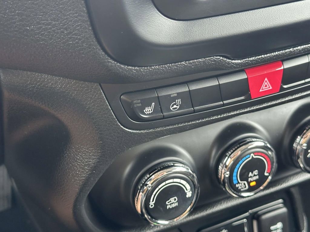 Used 2015 Jeep Renegade Latitude w/ Cold Weather Group II image 27