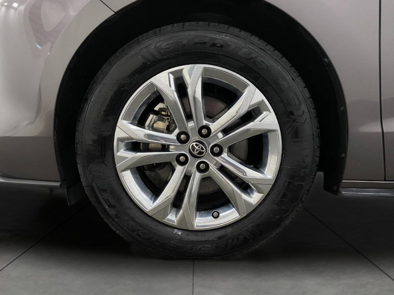 Used 2021 Toyota Sienna Platinum AWD/4WD image 13