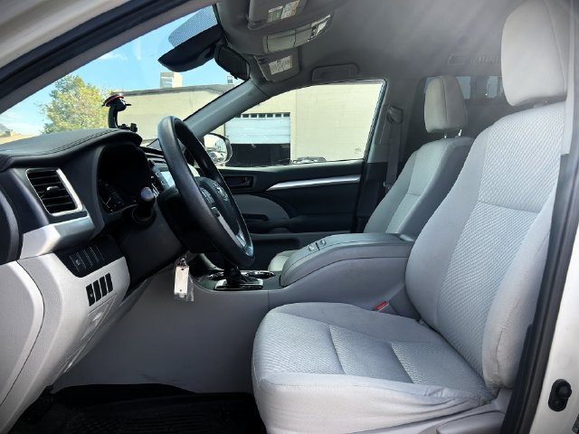 Used 2019 Toyota Highlander LE AWD/4WD image 26