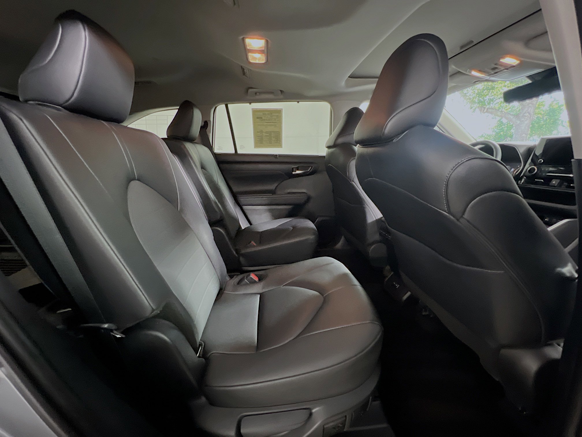 Used 2025 Toyota Highlander XLE image 33
