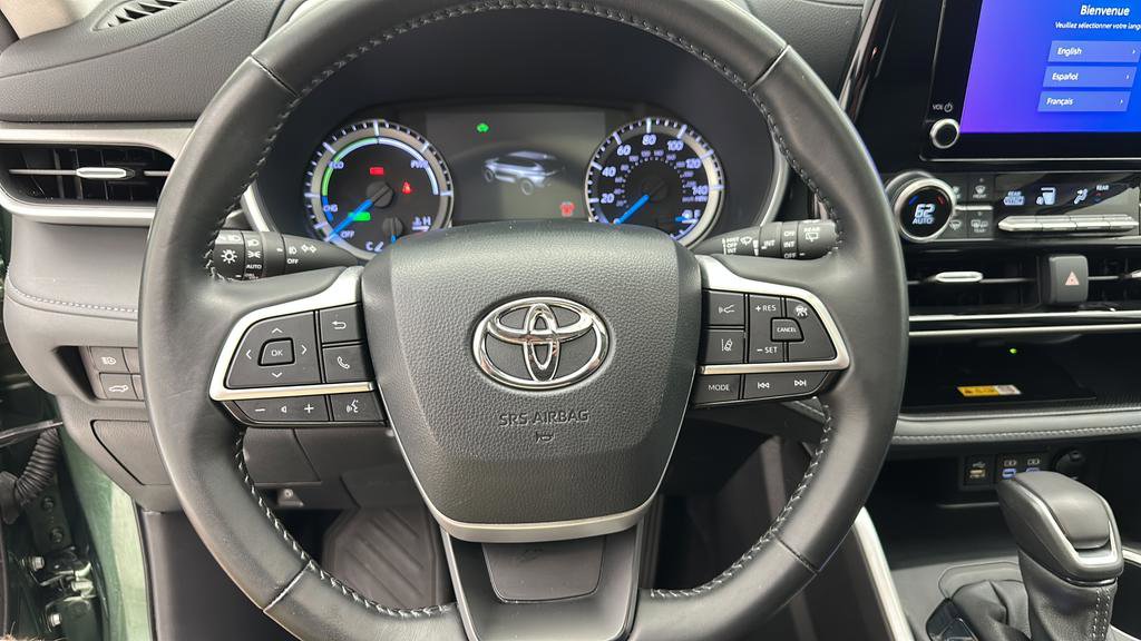 Used 2024 Toyota Highlander XLE AWD/4WD image 16