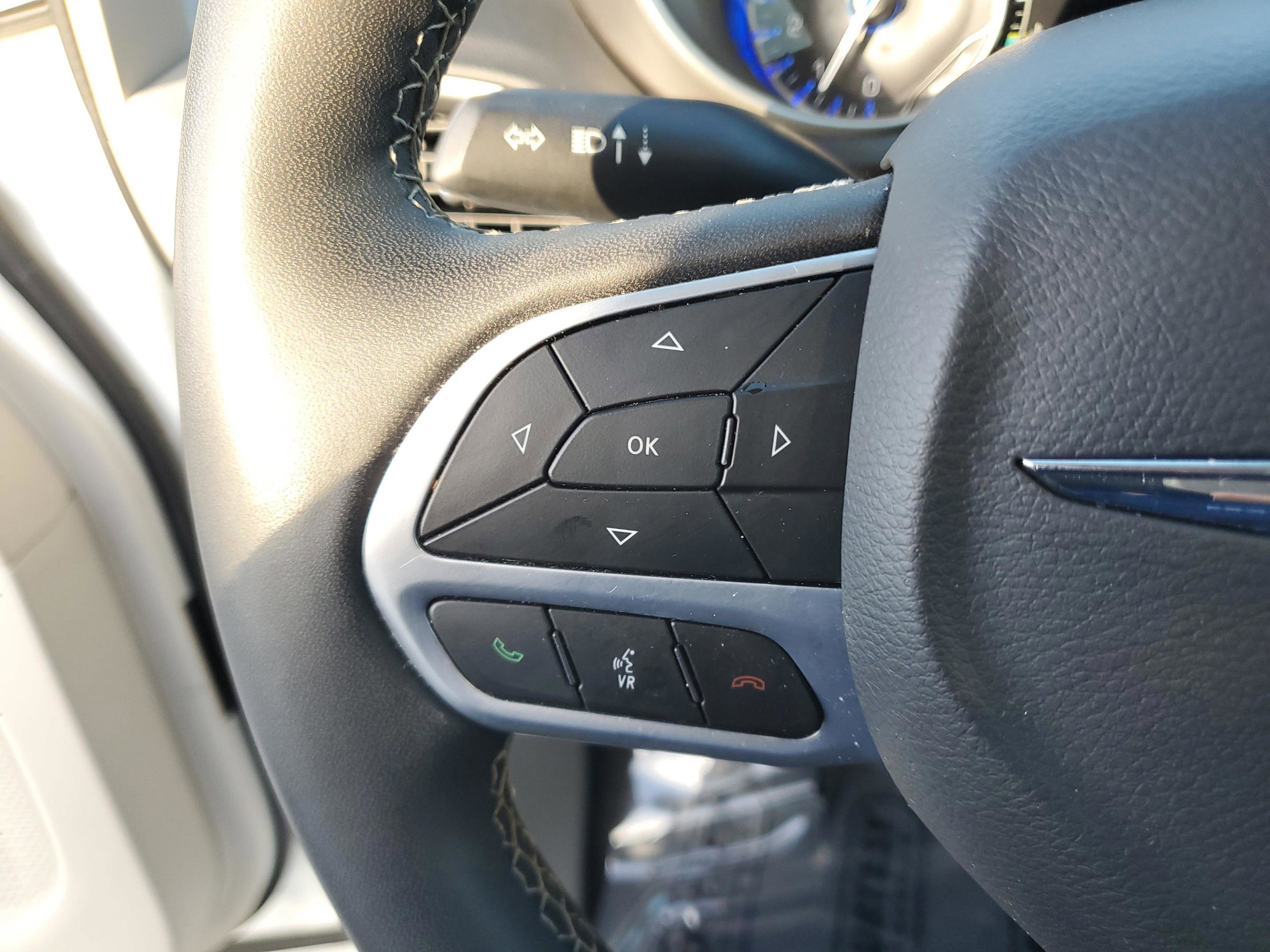 Used 2023 Chrysler Pacifica Touring-L image 13