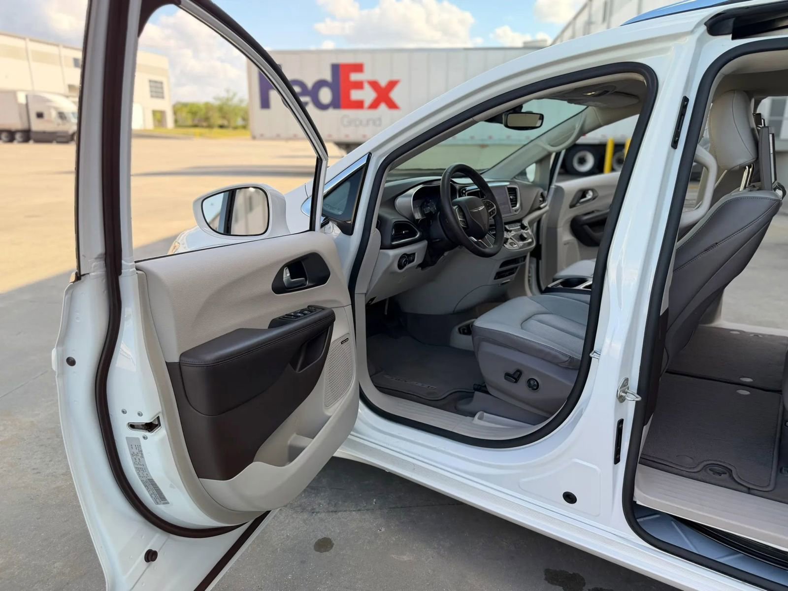 Used 2017 Chrysler Pacifica Touring-L Plus image 16