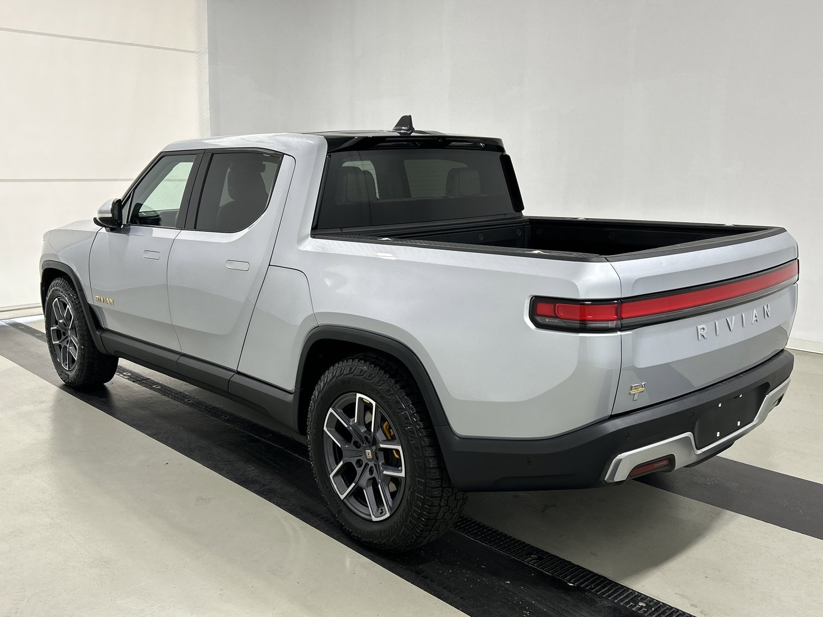Used 2023 Rivian R1T Adventure AWD/4WD image 3