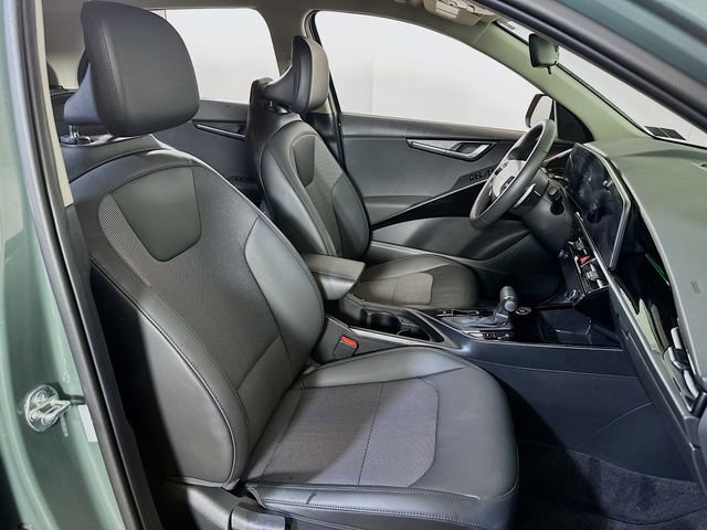 Used 2023 Kia Niro EX image 11