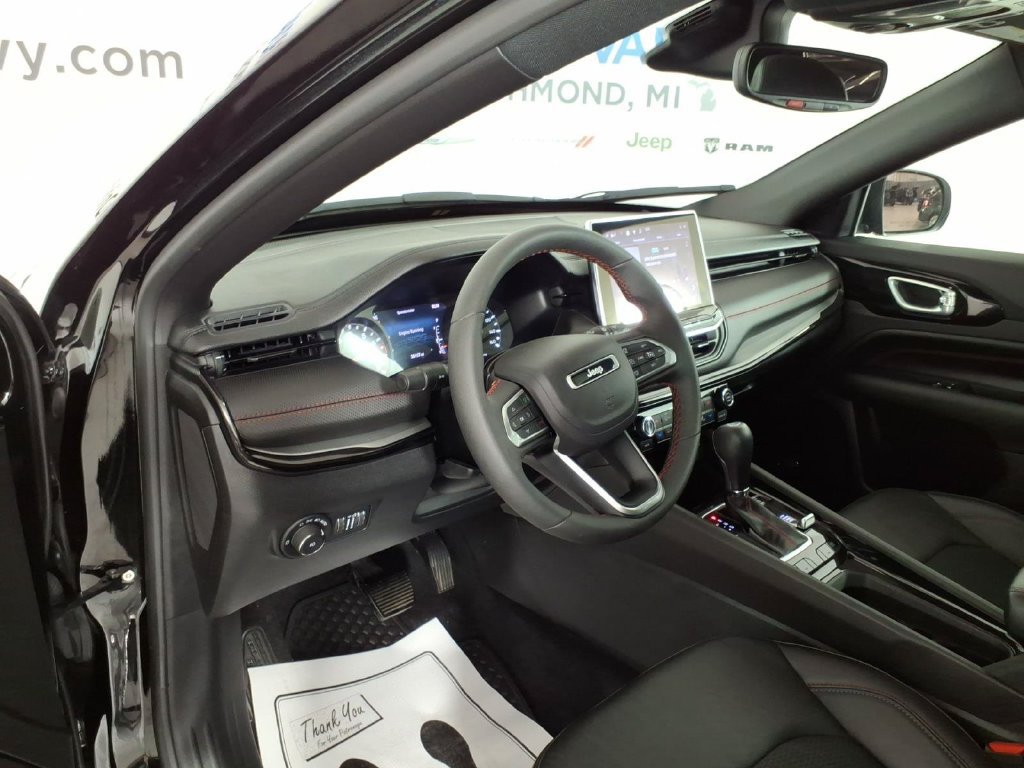 Used 2025 Jeep Compass Trailhawk w/ Sun & Sound Group AWD/4WD image 13