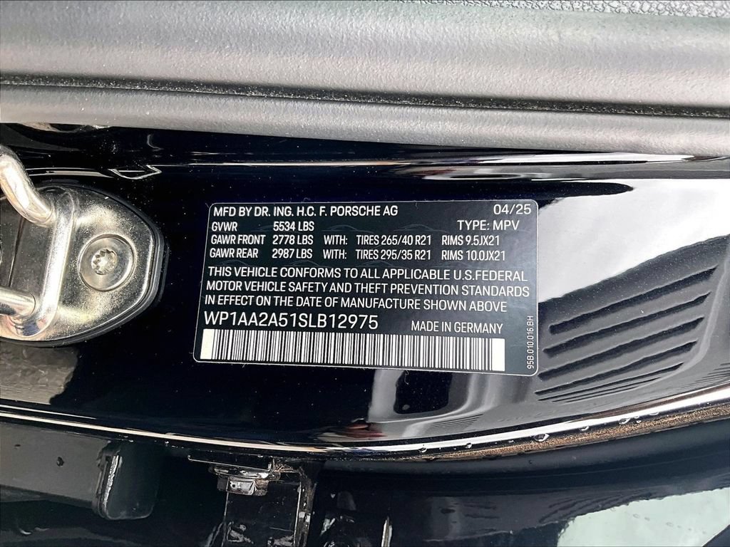 Certified 2025 Porsche Macan AWD/4WD image 26