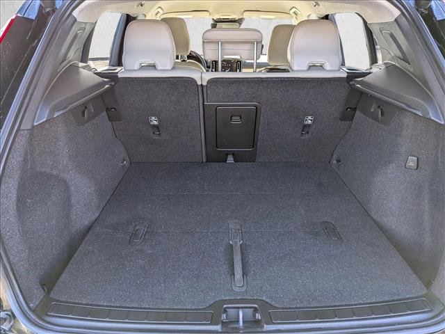 Used 2022 Volvo XC40 T4 Momentum image 6