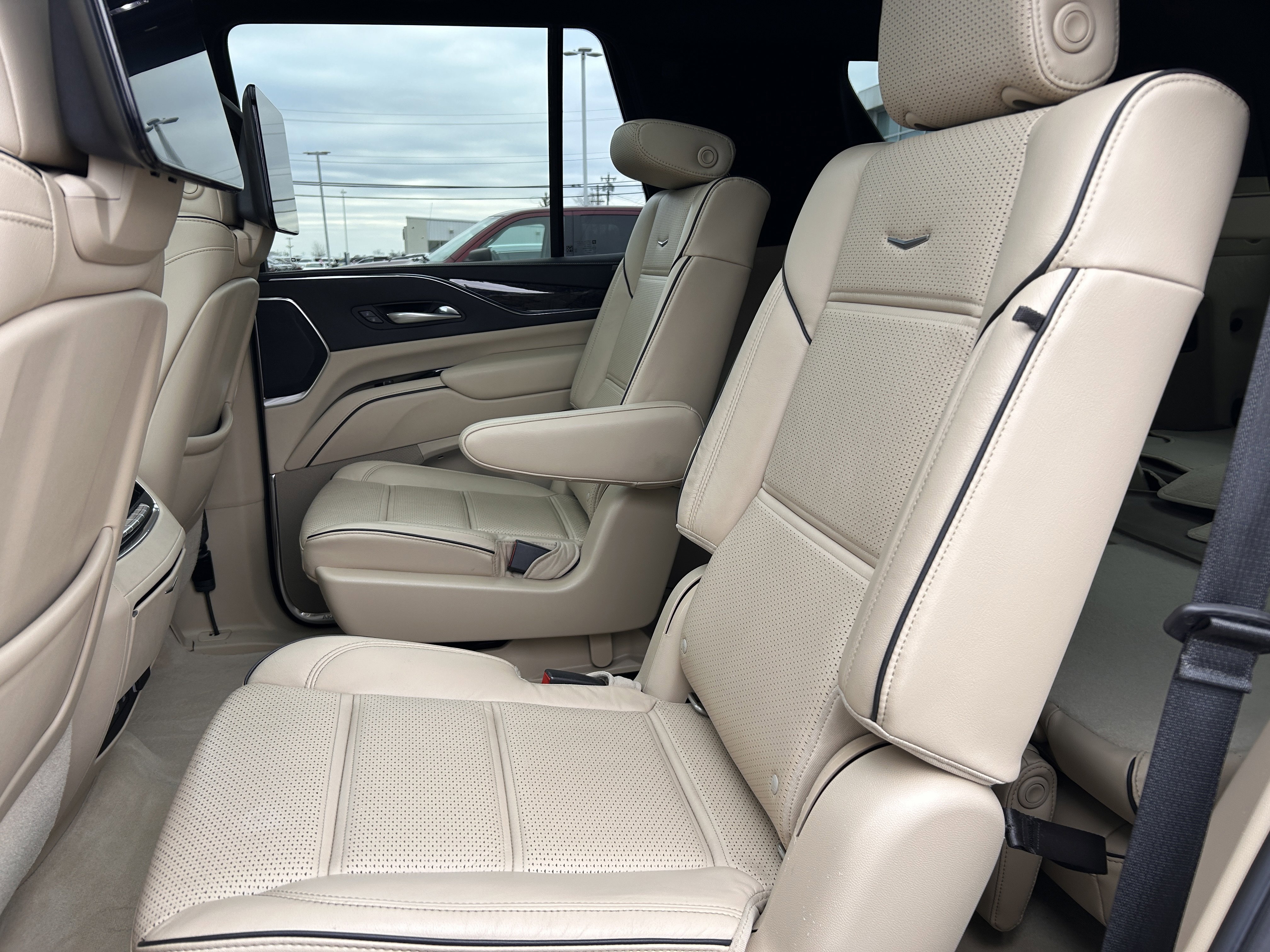 Used 2021 Cadillac Escalade Premium Luxury image 27