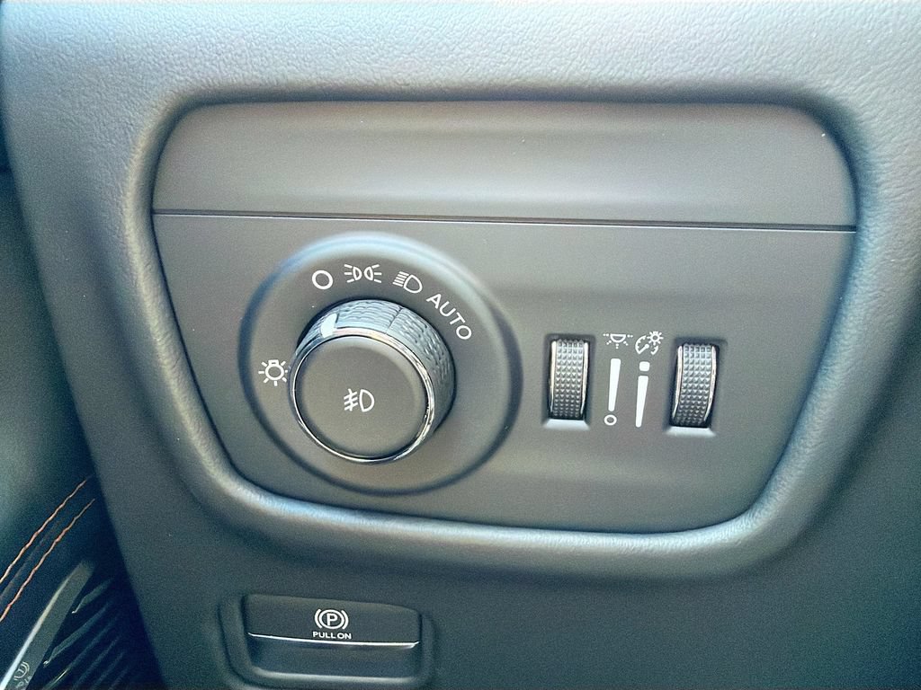 New 2026 Jeep Grand Cherokee L Summit AWD/4WD image 39