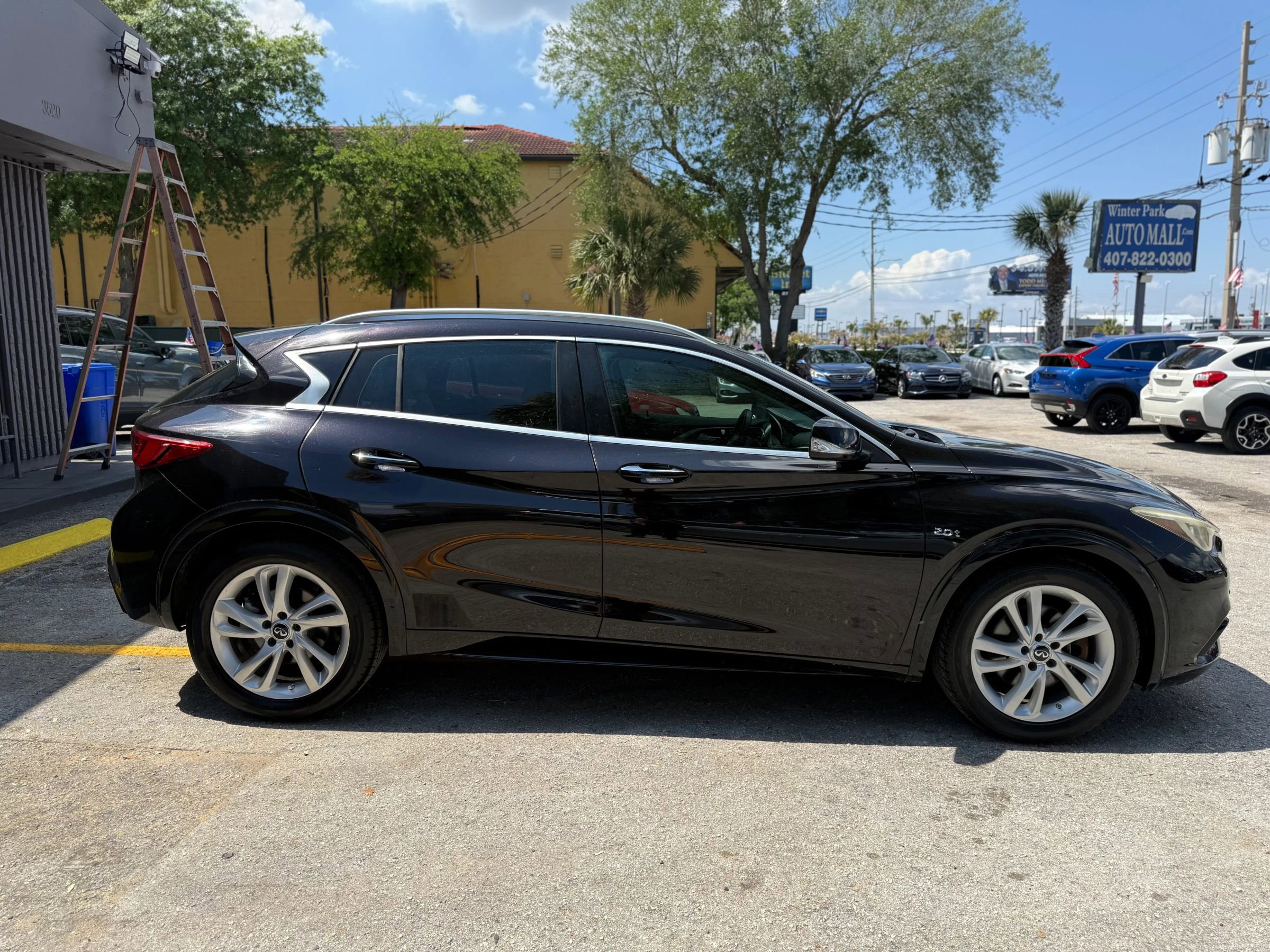 Used 2017 INFINITI QX30 Premium w/ Navigation Package image 4
