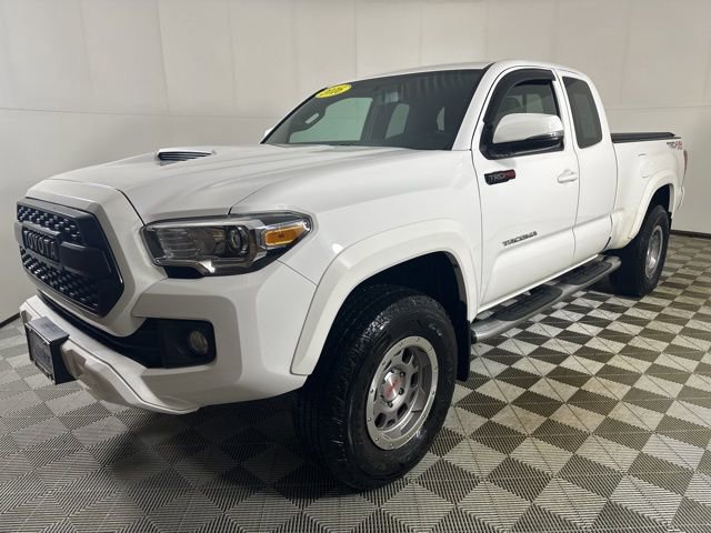 Used 2016 Toyota Tacoma TRD Sport image 2