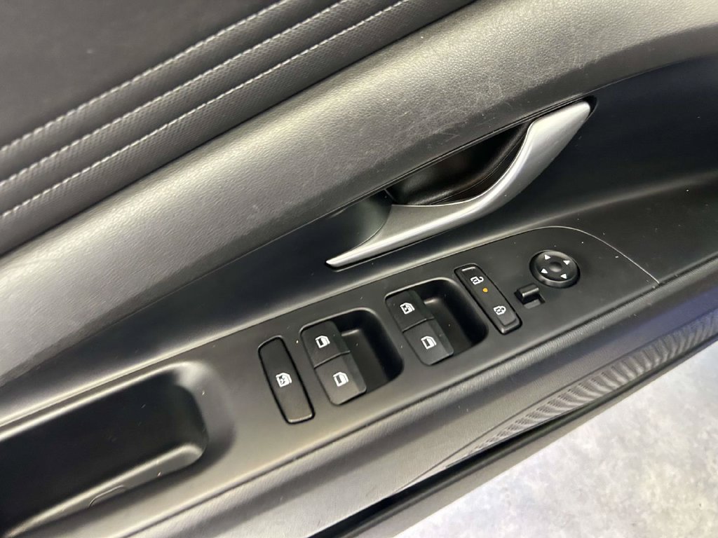 Used 2025 Hyundai Elantra Limited FWD image 18
